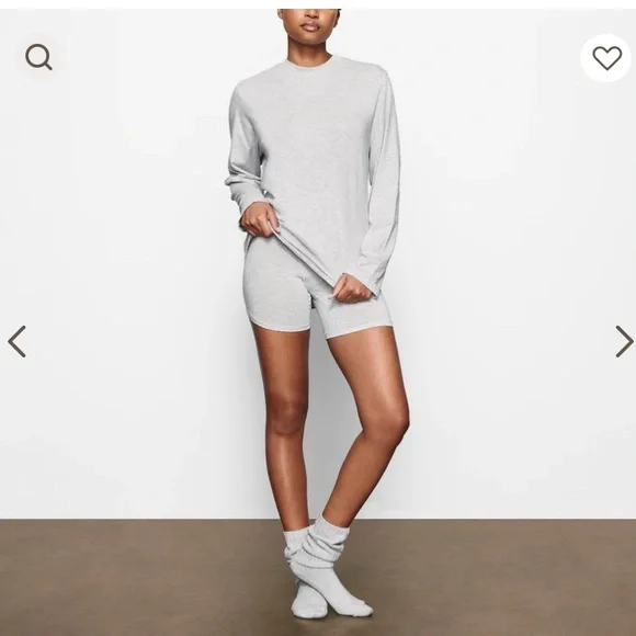 ISO- boyfriend t light heather grey xs. help i’ve been looking for months 🥲 - Picture 2 of 2